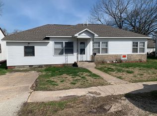 712 N Oakland Ave, Mountain Grove, MO 65711