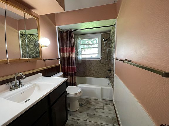 3rd image of 910 Edgewood Dr