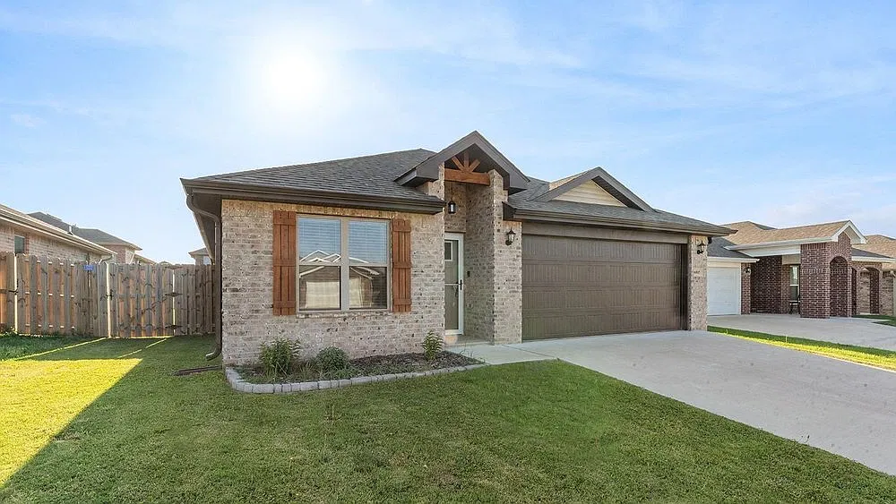 4 bed, 2.0 bath, 1433 sqft, $1,645 — Photo 2
