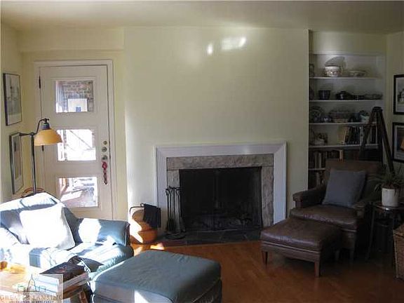 4th image of 1045 E Southlawn Ave