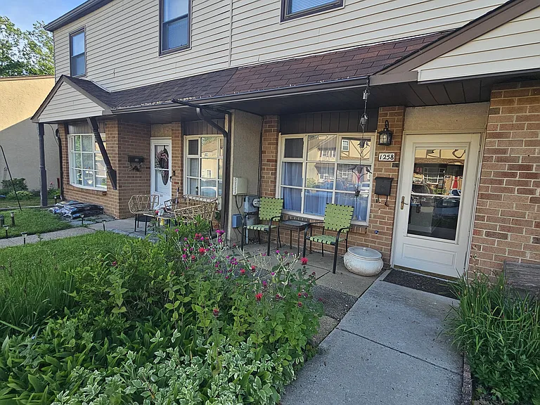 1258 Lisa Dr — Photo 4
