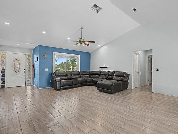 4th image of 426 SW SEAFLOWER Terrace