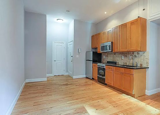 3rd image of 211 W 53rd St APT 3A