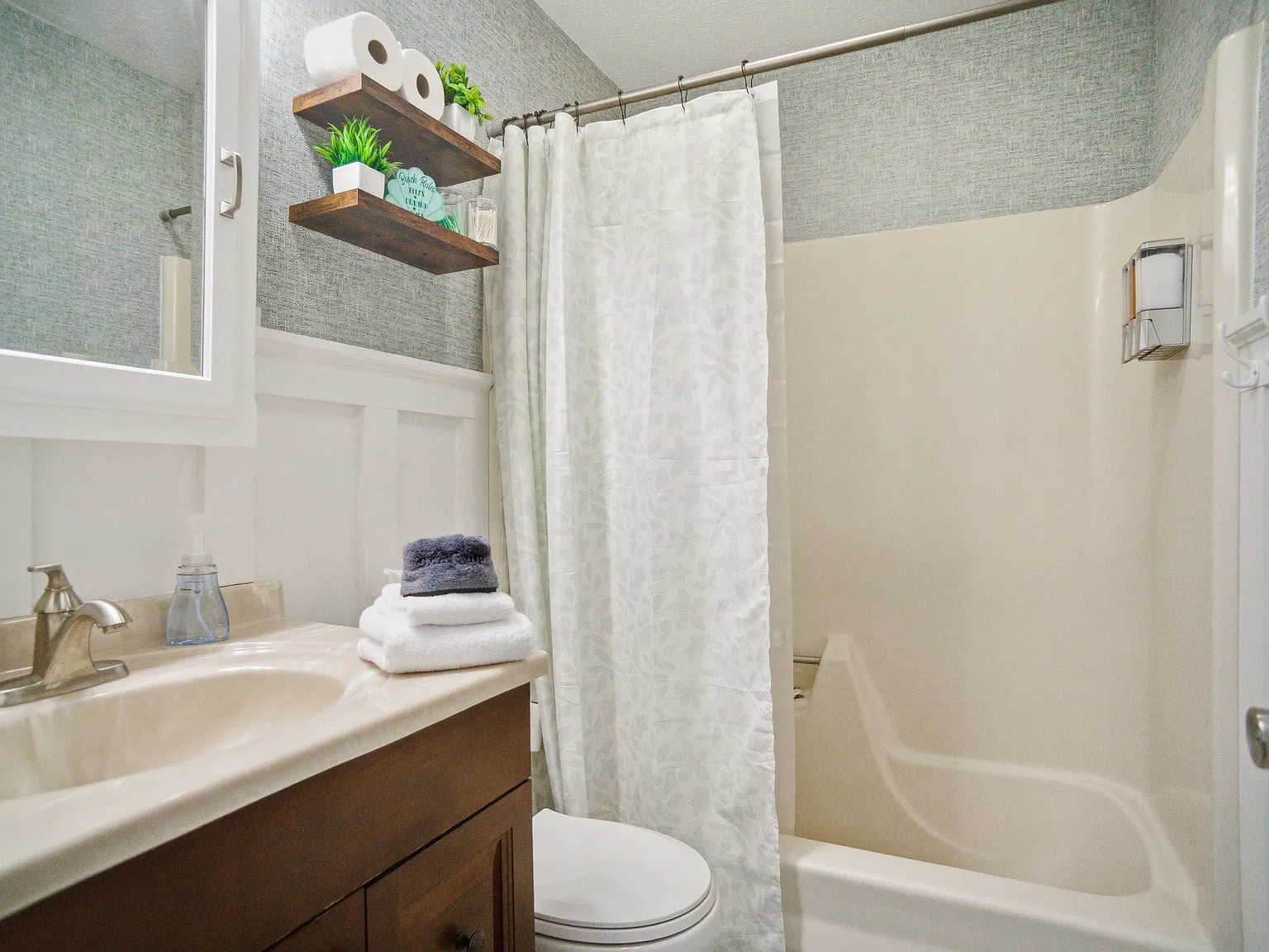 2 bed, 1.0 bath, 780 sqft, $1,900 — Photo 4