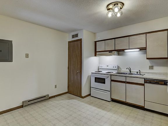 2nd image of 702 Dutchman Dr #4