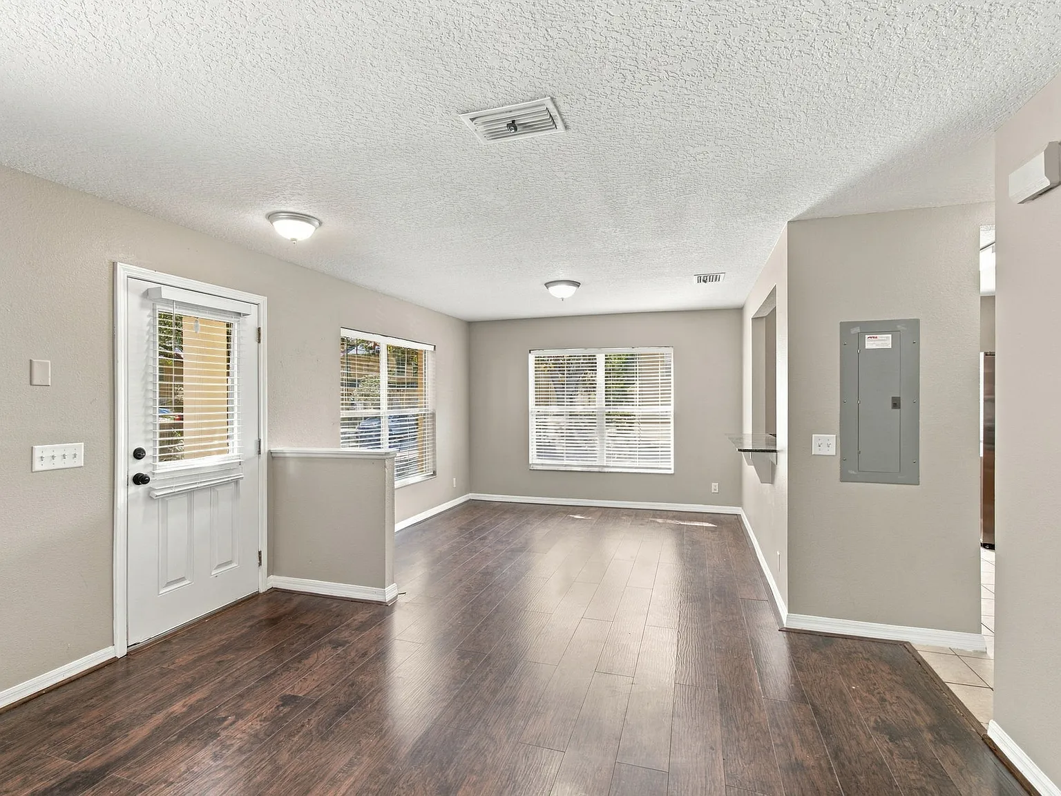 3 bed, 2.5 bath, 1408 sqft, $1,845 — Photo 4