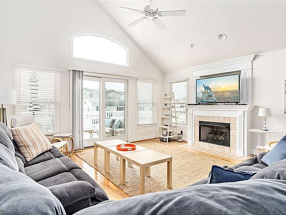 3rd image of 33 75th St Unit West