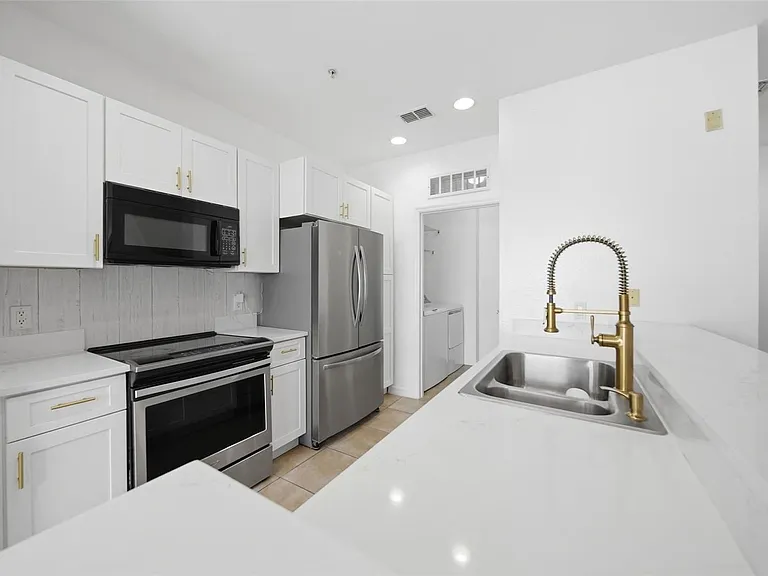 2532 Grand Central Pkwy #8 — Photo 18