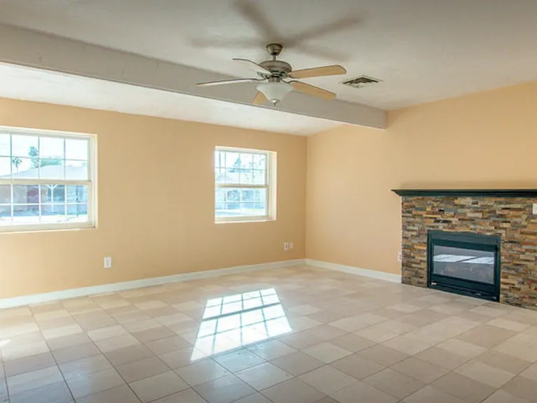 2448 W Freeway Ln — Photo 11