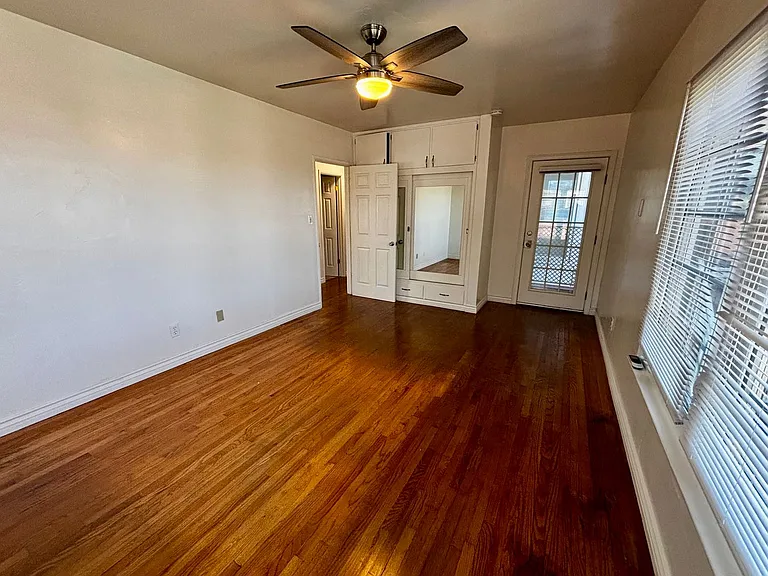 Large 2 bed 1 bath with private outdoor patio- Bankers Hill — Photo 16