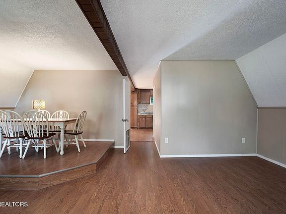 4th image of 523 Bob White Dr