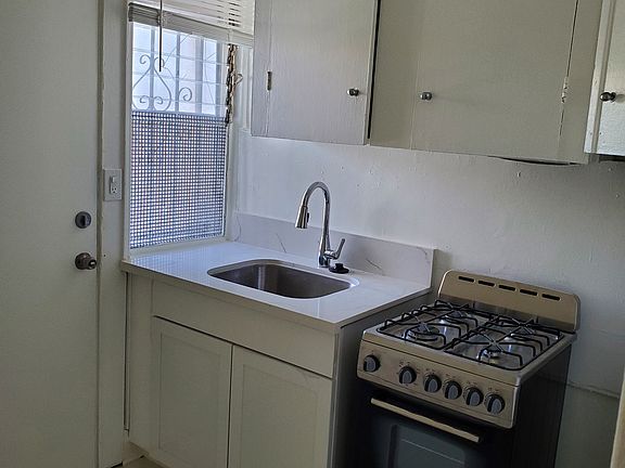 3rd image of 1936 1/2 Cheremoya Ave #1936-1/2