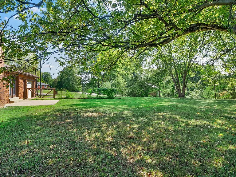 300 Hundred Oaks Dr — Photo 21