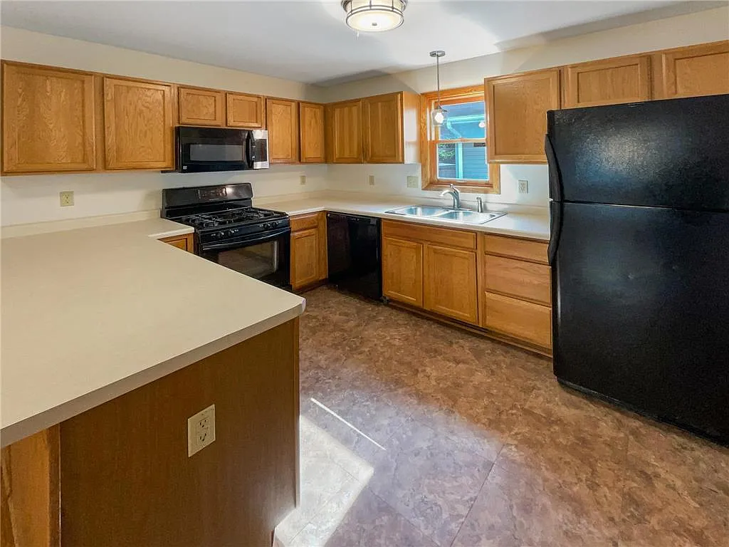 4 bed, 2206 sqft, $2,800 — Photo 2