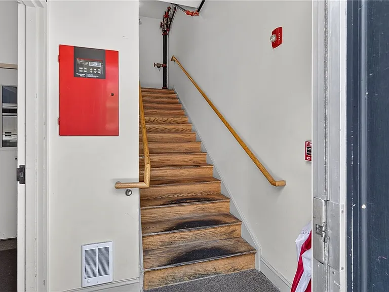 224 E State St — Photo 3