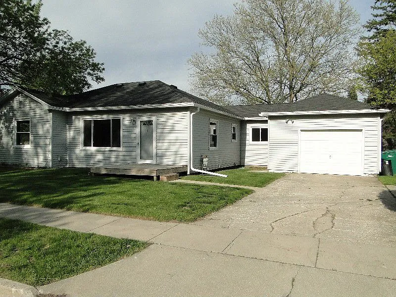 305 Burgess St photo 1