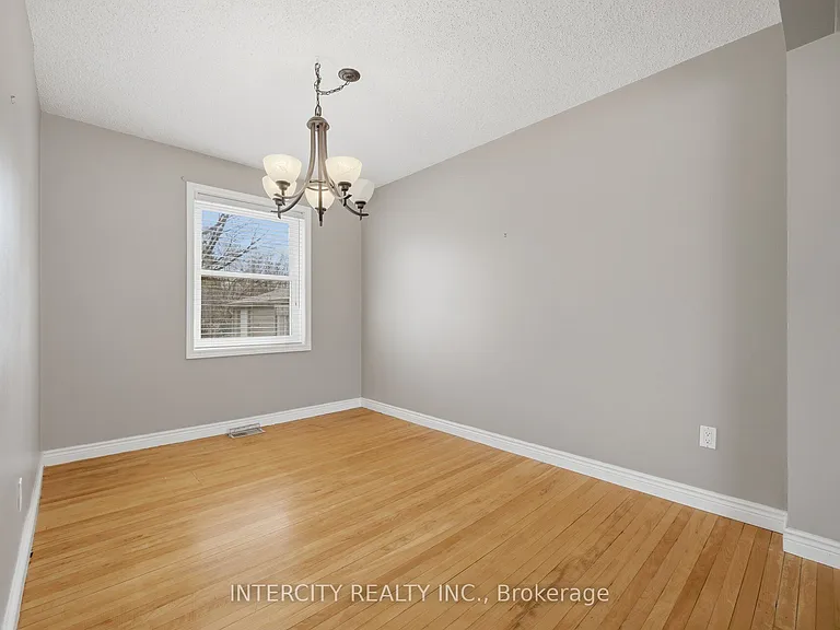 49 McCaul St — Photo 14