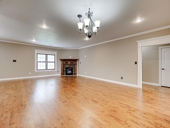 4th image of 2366 Lakewood Cir