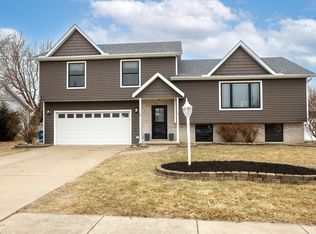 810 W Pine St, Eldridge, IA 52748