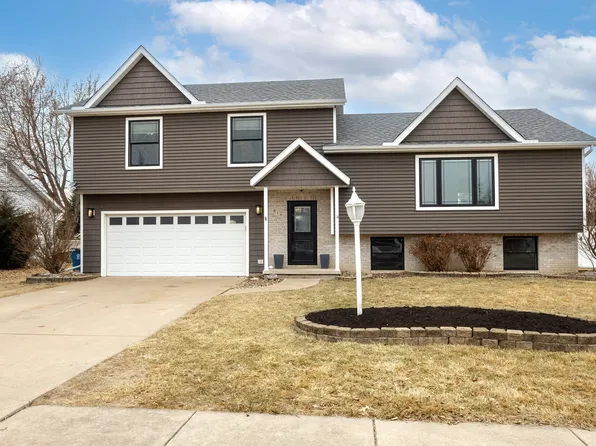 810 W Pine St, Eldridge, IA 52748
