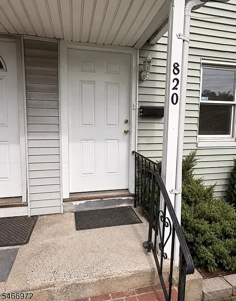 820 E Hazelwood Ave — Photo 2