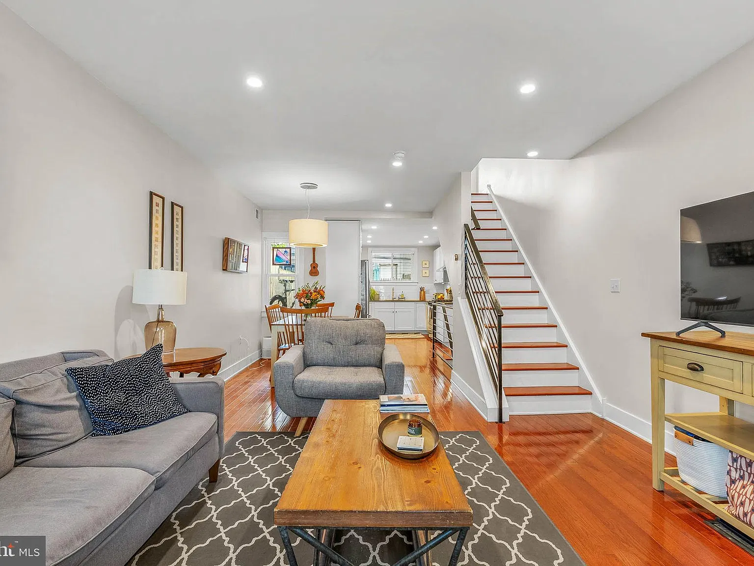 2 bed, 2.0 bath, 1100 sqft, $2,400 — Photo 2