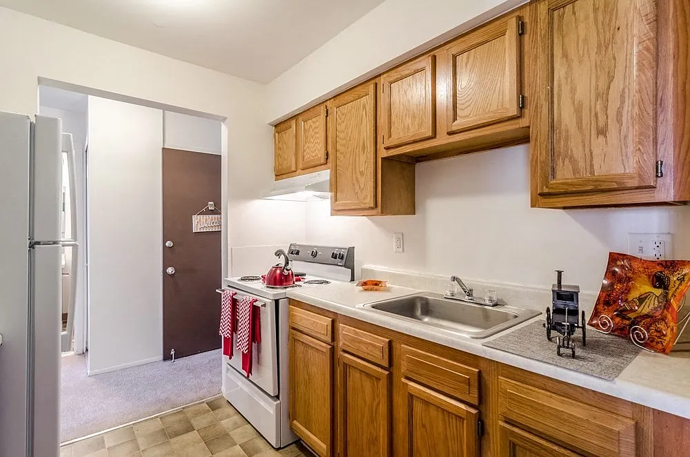 Edgewood Park Apartments — Photo 2