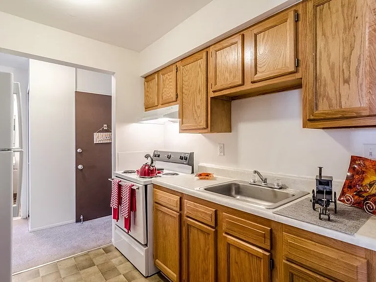 Edgewood Park Apartments — Photo 2