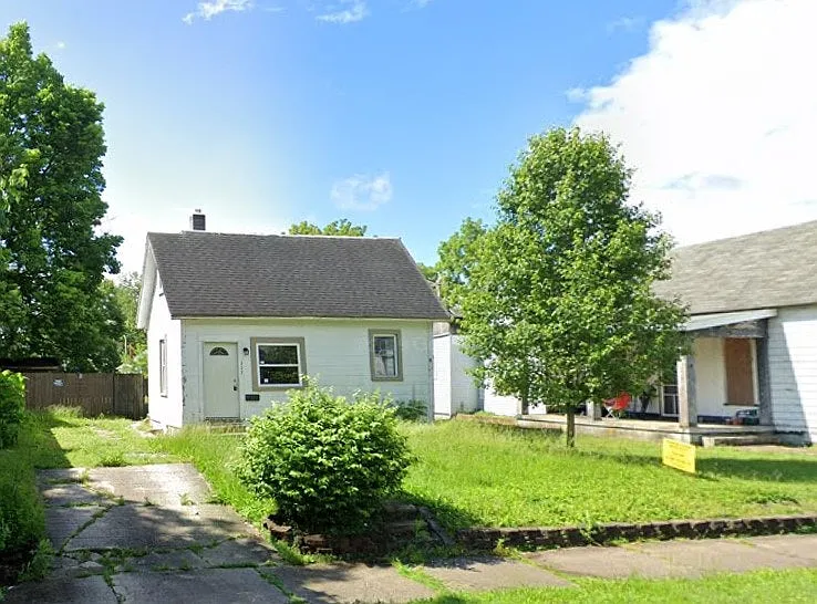 117 NW East St photo 1