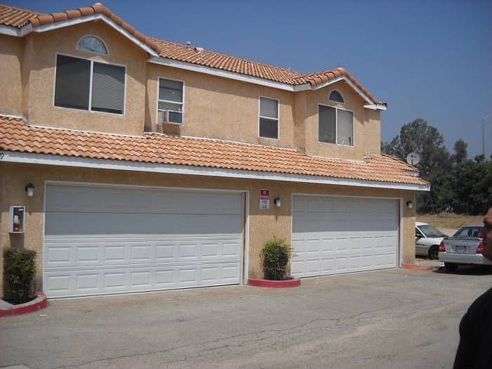 Frontal view w/ garage