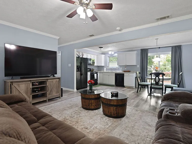 226 Larchmont Dr — Photo 10