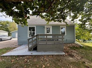 2962 Circle Dr NE, Cedar Rapids, IA 52402