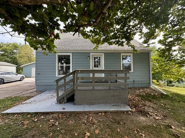 2962 Circle Dr NE, Cedar Rapids, IA 52402