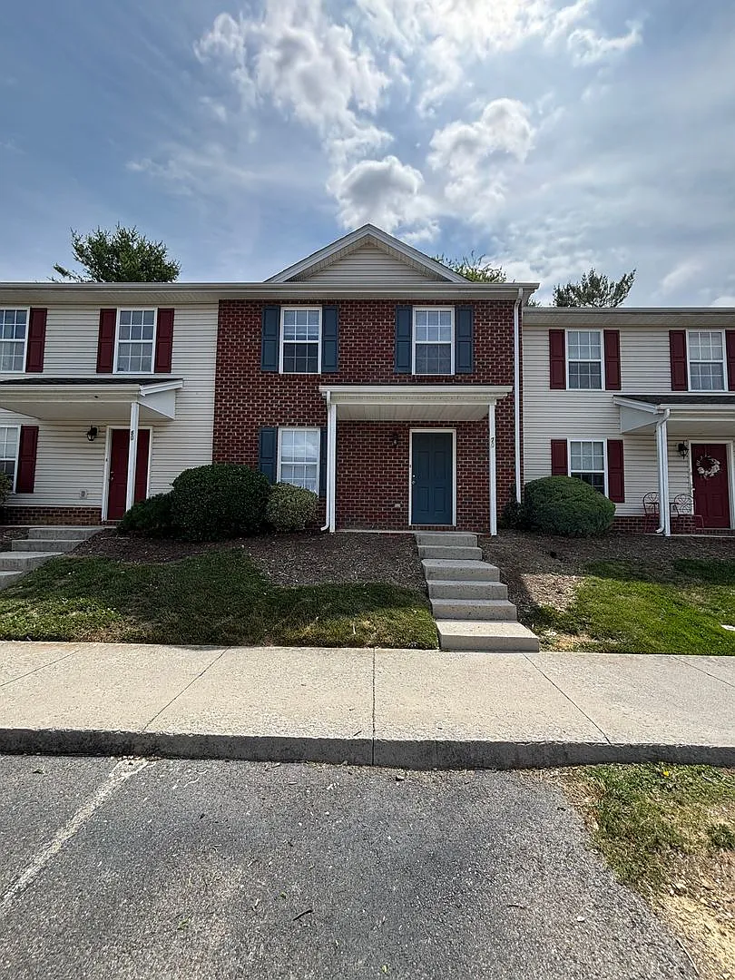 3 Bedroom 2.5 Bathroom Townhouse — Photo 1