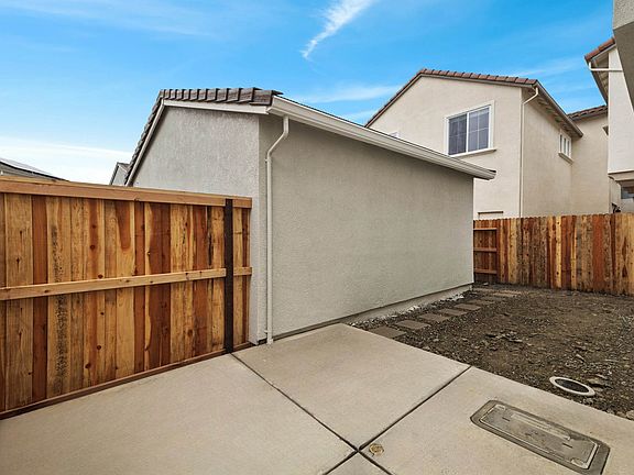 Sendero 52 Side Yard
