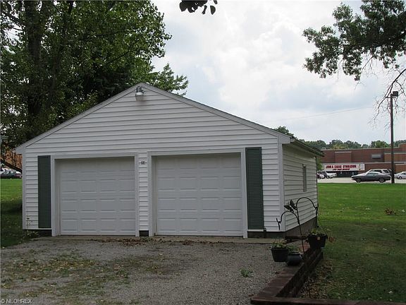 4th image of 1093 E 9th St
