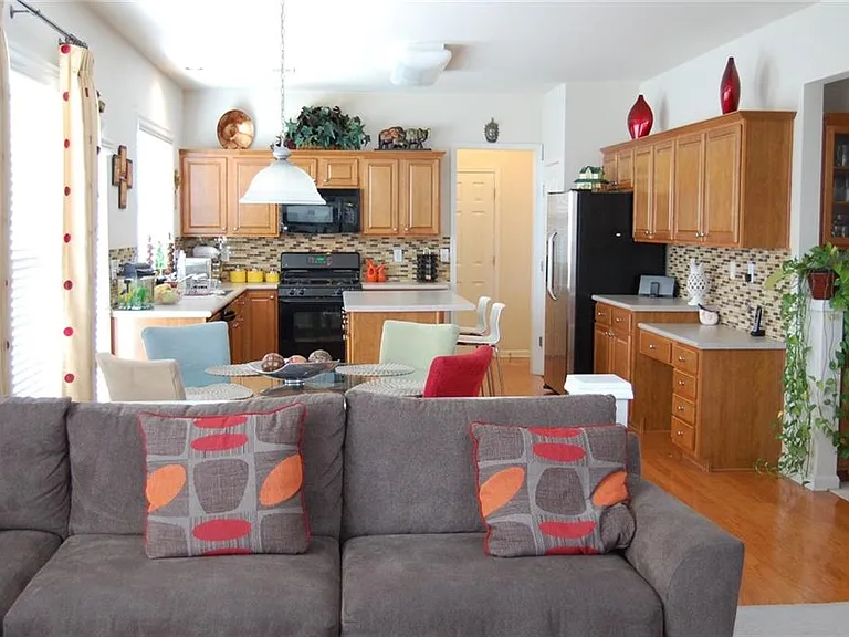 8025 Friarbridge Dr — Photo 2