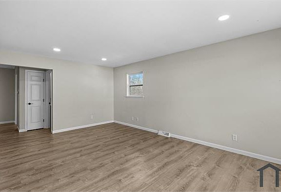 3rd image of 231 Estridge Rd