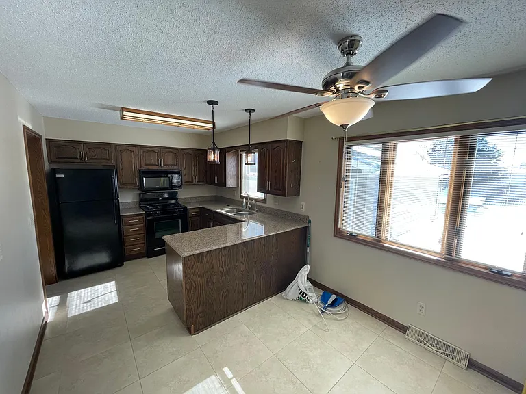 1109 Raney St — Photo 6