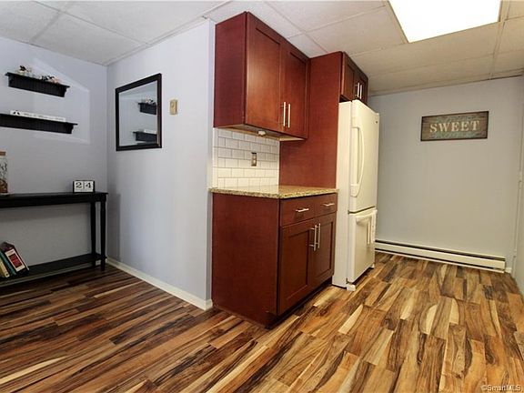 4th image of 134 Woodside Grn APT 1