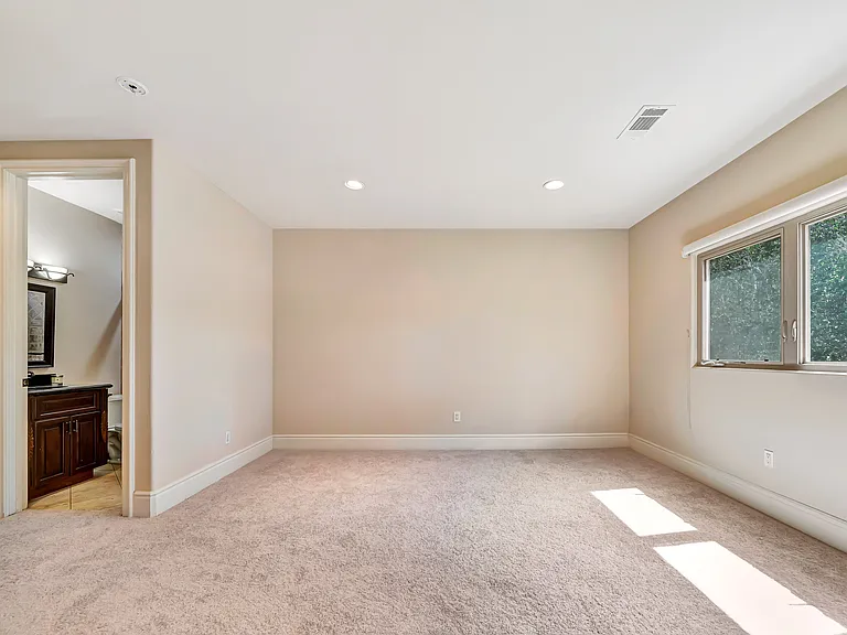 4820 Valjean Ave — Photo 46