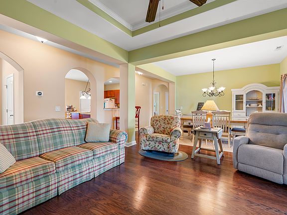 5th image of 237 Cloverleaf Dr.