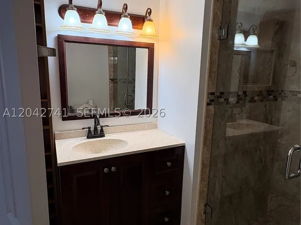 17600 NW 68th Ave, Hialeah, FL