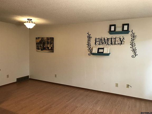 5th image of 105 Grenadier Ct