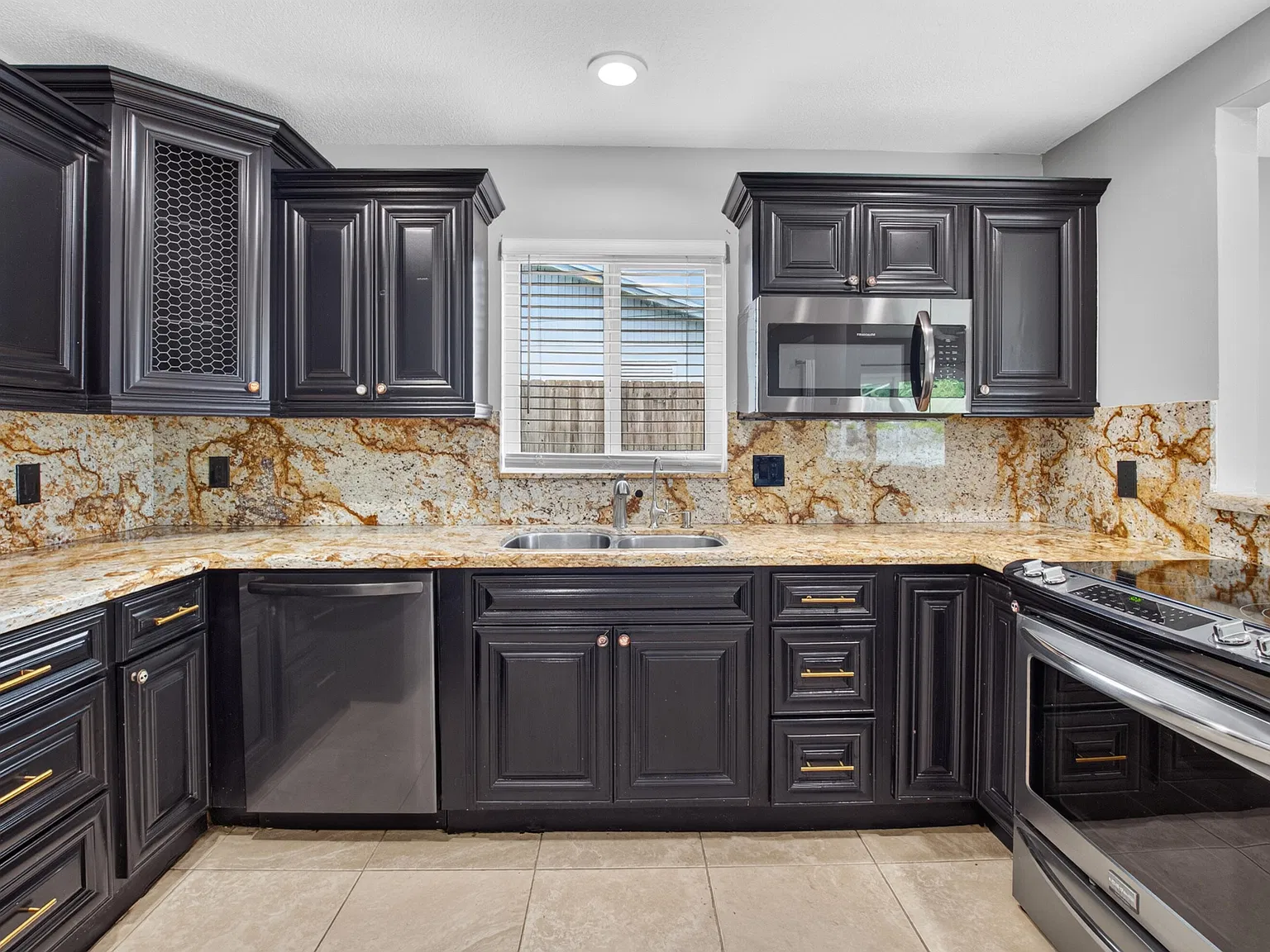 2 bed, 2.0 bath, 1601 sqft, $4,000 — Photo 3