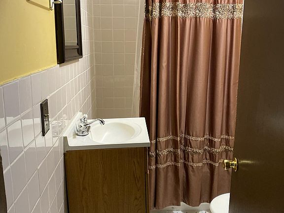 3rd image of 2857 N Marmora Ave #Basement