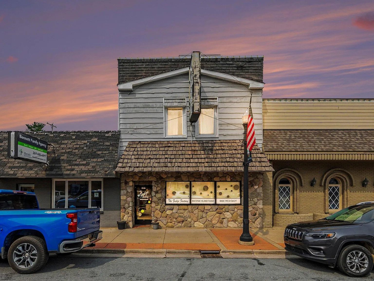 3 bed, 2.0 bath, 4136 sqft, $1,995 — Photo 1