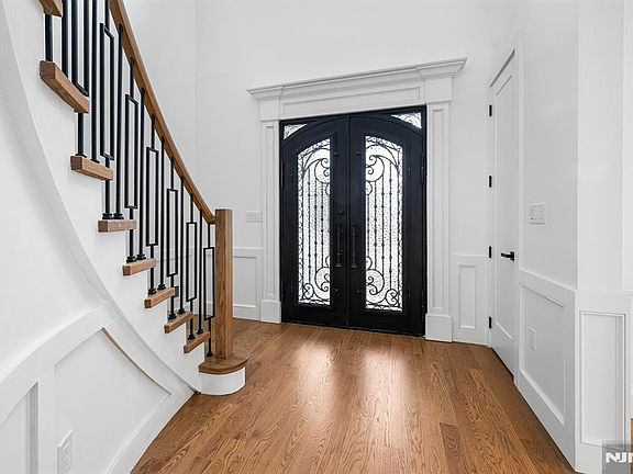 4th image of 526 Doremus Ave