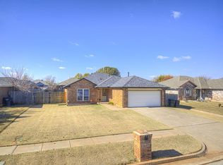 1913 New Haven Ct, Moore, OK 73160