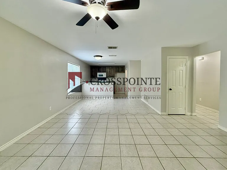 2215 N Palace Ave — Photo 4